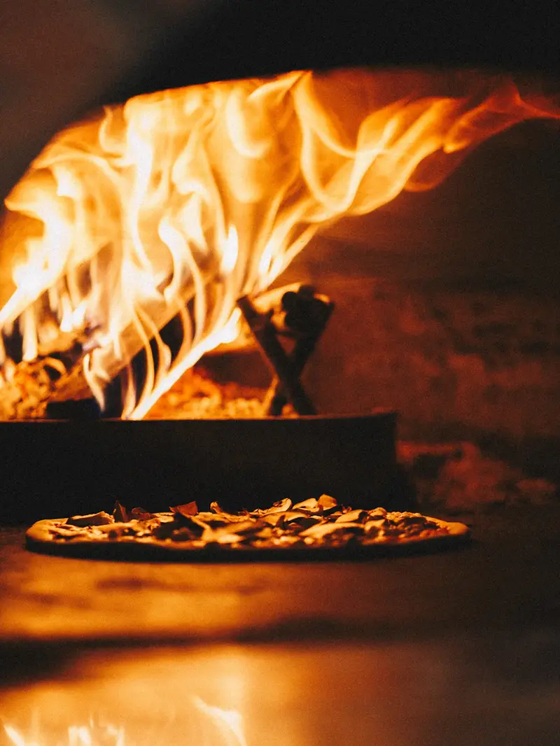 Les flammes du four à bois