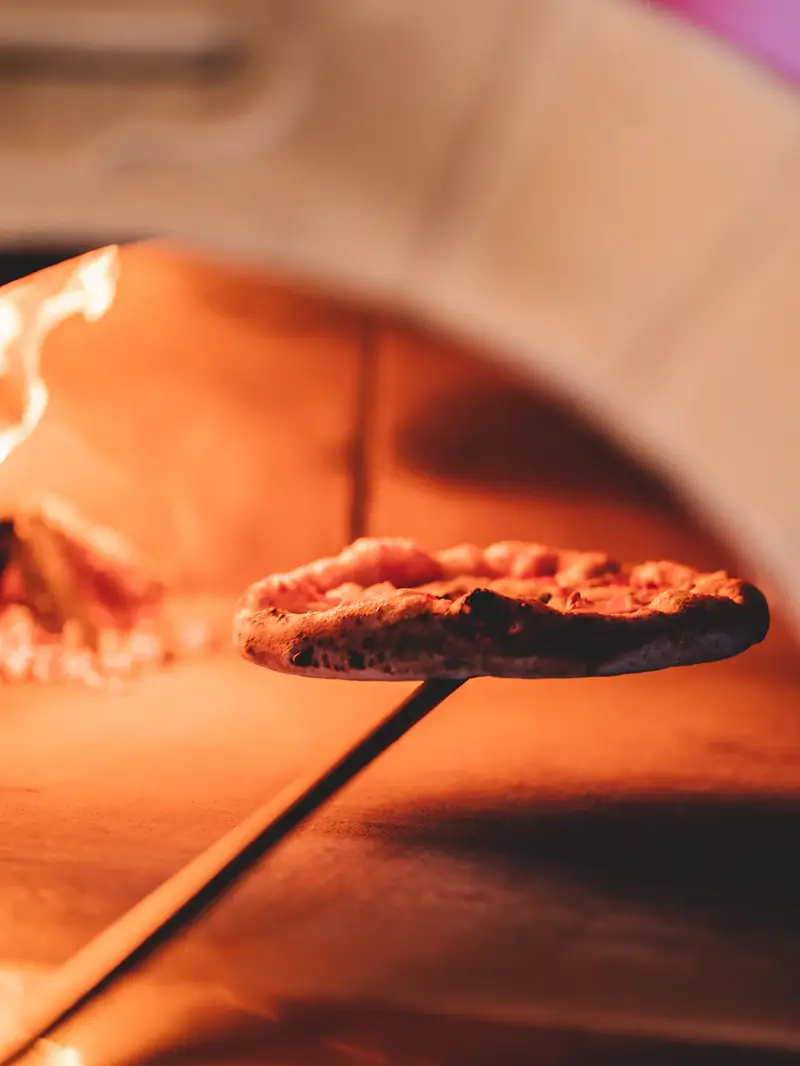Une pizza en train de cuire dans le four