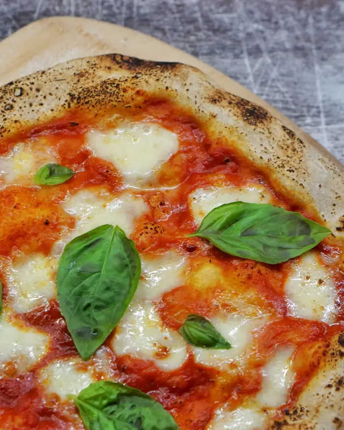 Margherita napolitaine sur sa pelle, mozzarella et basilic