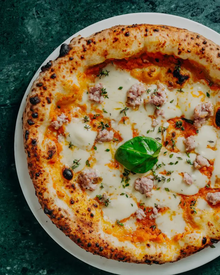 Pizza blanche à la saucisse, mozzarella fondue et thym