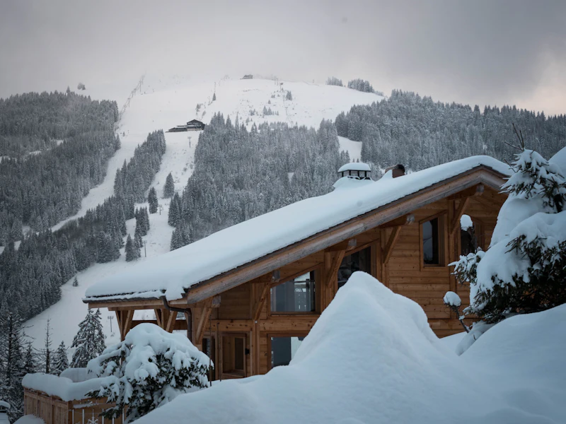 Chalet en bois sous la neige