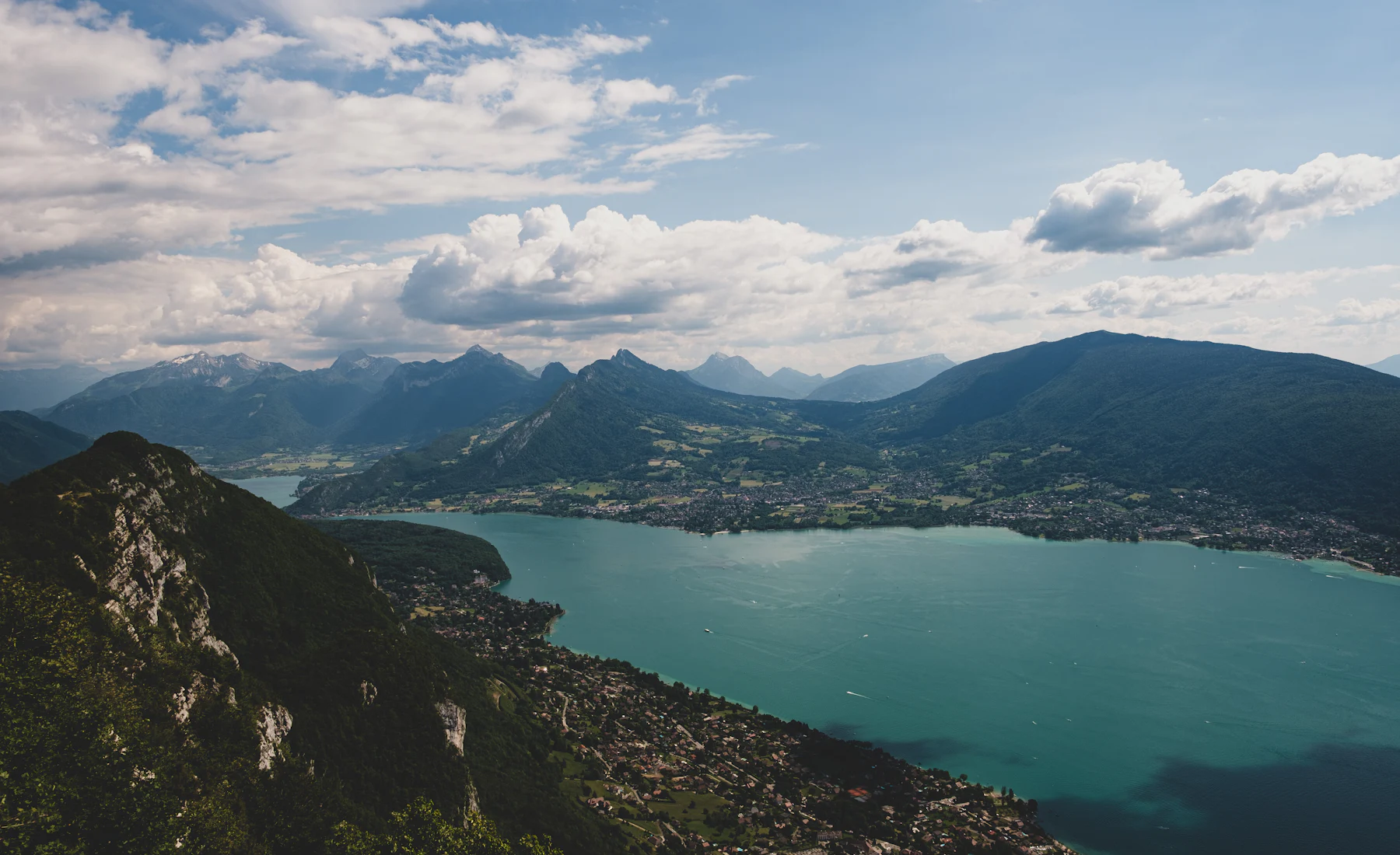 Le lac d’Annecy et ses montagnes sous un ciel clair
