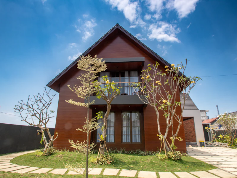 Maison contemporaine en bois avec jardin arboré