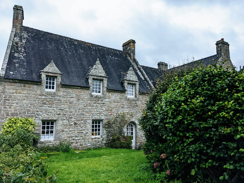 Maison de caractère en pierre au toit d’ardoise