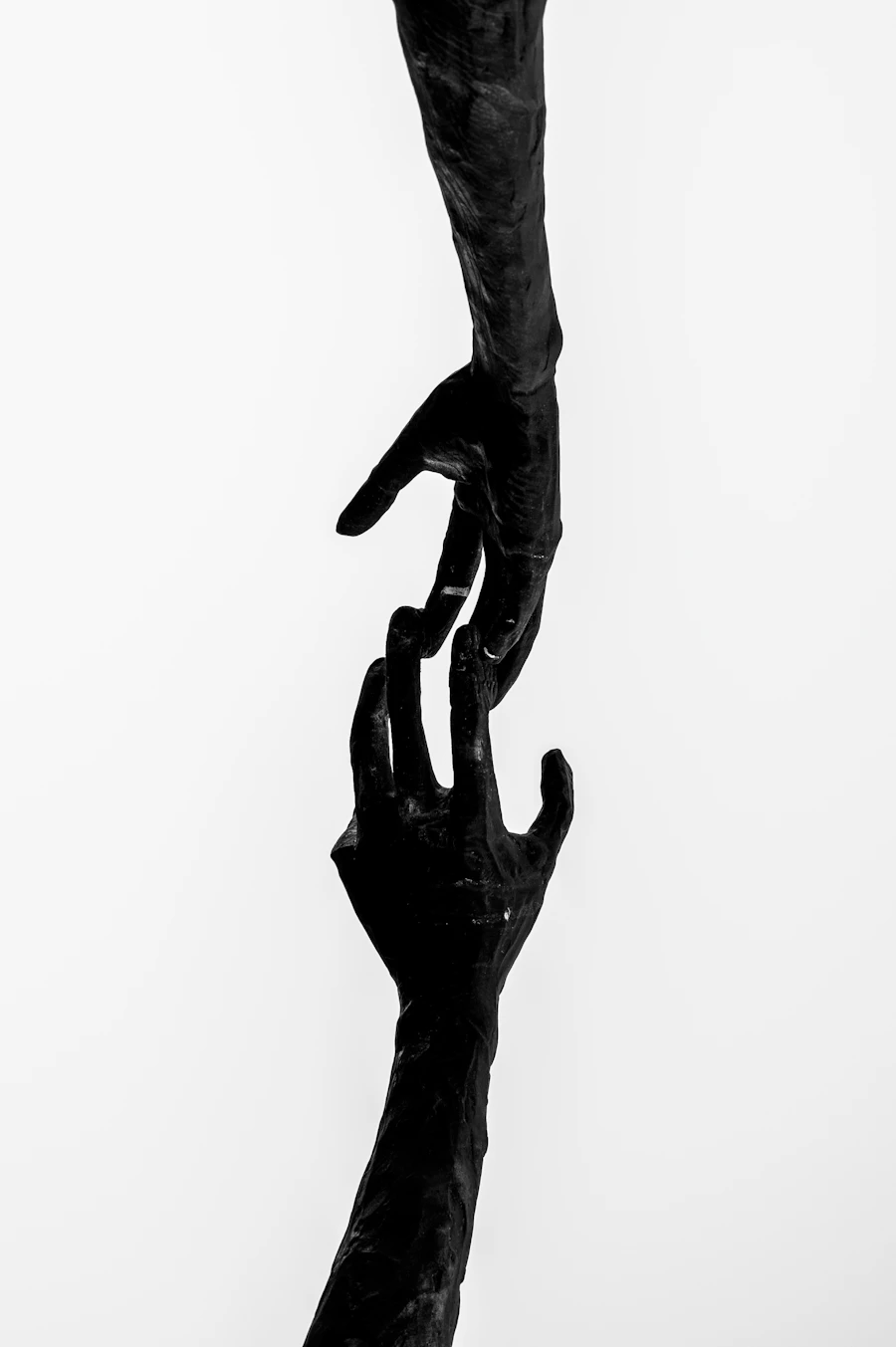 Couverture du numéro 07 : deux mains noires qui se cherchent sur fond blanc