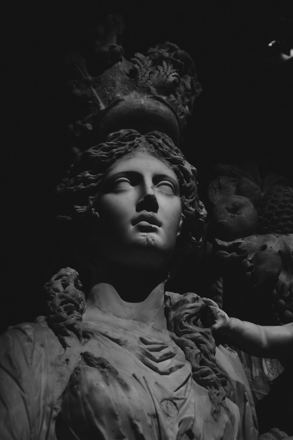 Visage de statue antique en noir et blanc