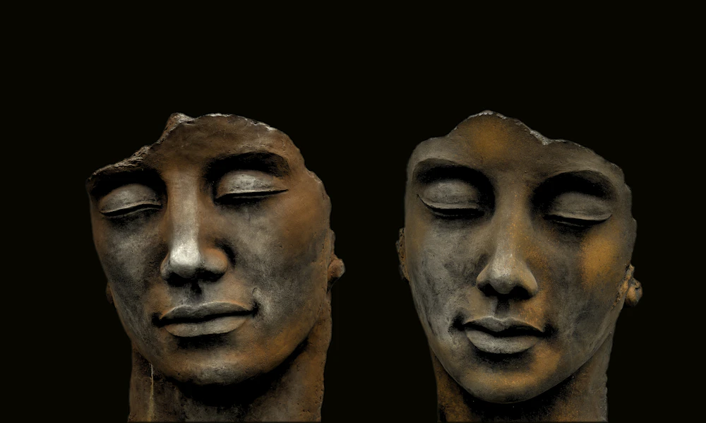 Deux visages sculptés aux yeux clos