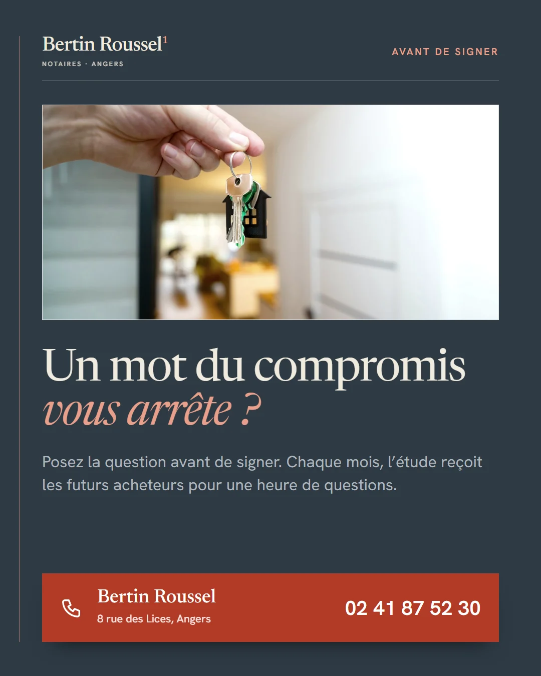 Une main tend des clés devant une porte. Un mot du compromis vous arrête ? Posez la question avant de signer. Coordonnées de l’étude.